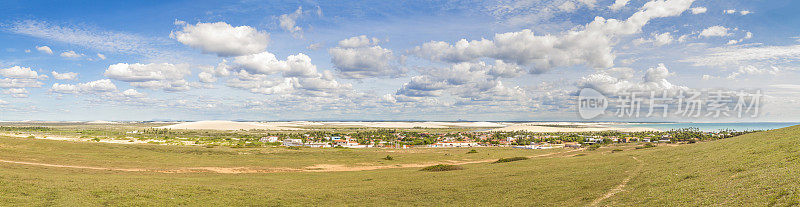 在Jericoacoara Jeriquaquara, Ceará州，巴西沙漠中间的绿洲与棕榈树的全景景观